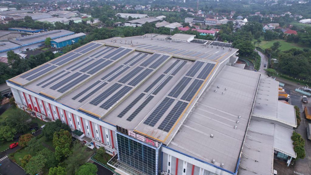 PLTS Atap di Area Operasional  PT Astra Komponen Indonesia (ASKI).